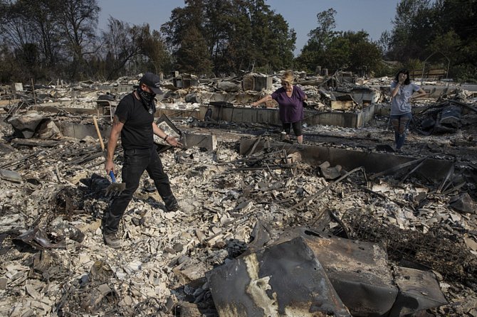 Rodina prohledává trosky lesním požárem zničeného domu ve městě Talent ve státě Oregon, 10. září 2020