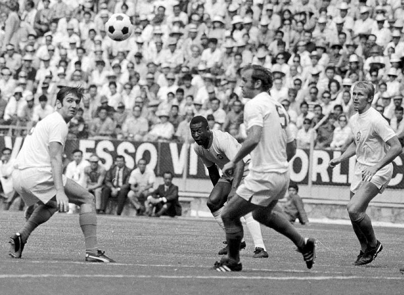 Brazilec Pelé (uprostřed) při střelbě hlavou na československou branku na MS 1970. Kolem něj zleva Ladislav Kuna, Alexander Horváth a Václav Migas.