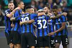 Fotbalisté Interu Milán slaví branku proti Plzni.