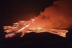 Na poloostrově Reykjanes na jihozápadě Islandu o víkendu začala nová sopečná erupce.