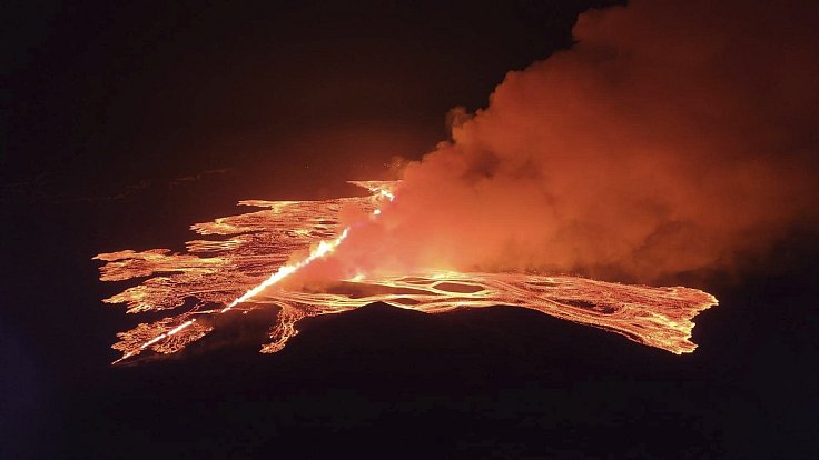 Na poloostrově Reykjanes na jihozápadě Islandu o víkendu začala nová sopečná erupce.