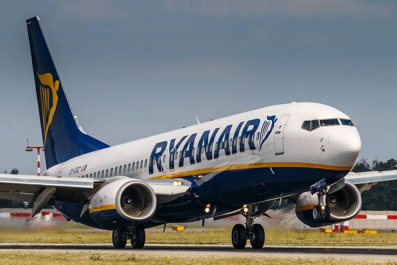Letadlo společnosti Ryanair na letišti v Praze.