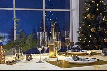 Vánoční stůl s křišťálovými sklenicemi na sekt