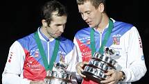 Radek Štěpánek (vlevo) a Tomáš Berdych s medailemi a trofejemi pro vítěze Davis Cupu.