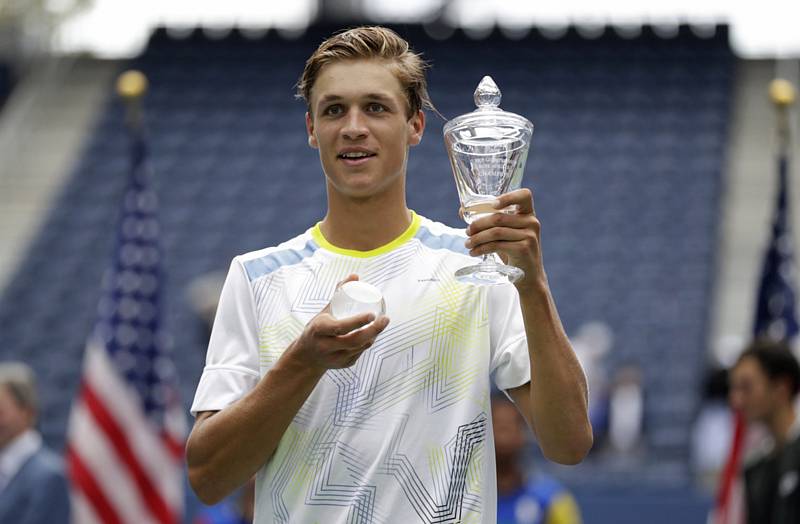 Český tenista Jonáš Forejtek s pohárem za vítězství juniorské dvouhře na US Open.