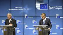 Naše jednota nebyla jen pro objektivy fotoaparátů, řekli v Bruselu Donald Tusk (vpravo) a Jean-Claude Juncker
