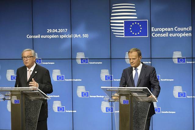 Naše jednota nebyla jen pro objektivy fotoaparátů, řekli v Bruselu Donald Tusk (vpravo) a Jean-Claude Juncker