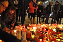Na pražské Václavské náměstí přišly v mrazivém počasí večer 26. února desítky lidí k soše svatého Václava zapálit svíčky u fotografie s portrétem slovenského investigativního novináře Jána Kuciaka.
