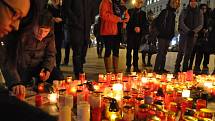 Na pražské Václavské náměstí přišly v mrazivém počasí večer 26. února desítky lidí k soše svatého Václava zapálit svíčky u fotografie s portrétem slovenského investigativního novináře Jána Kuciaka.