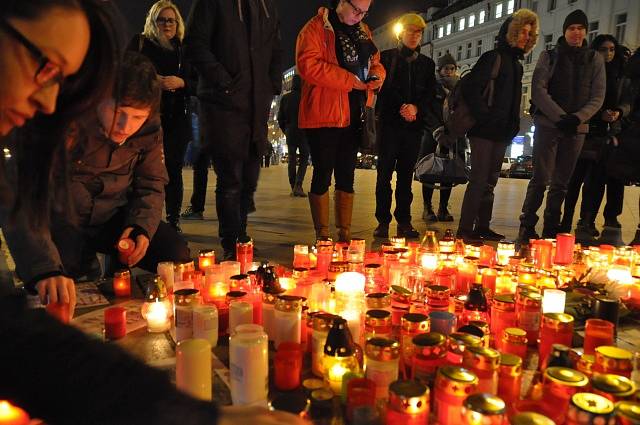 Na pražské Václavské náměstí přišly v mrazivém počasí večer 26. února desítky lidí k soše svatého Václava zapálit svíčky u fotografie s portrétem slovenského investigativního novináře Jána Kuciaka.