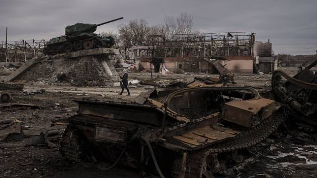 Pohled na zničenou ulici na Ukrajině po bombardování ruskou armádou.