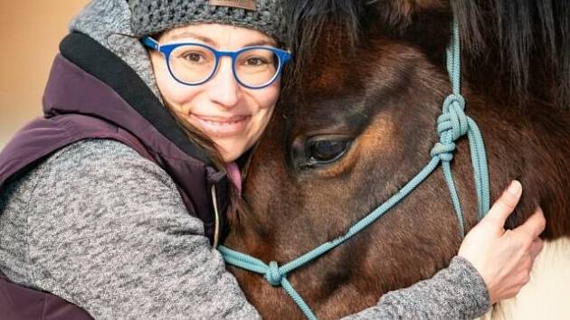 Veronika Volgemutová a terapeutický kůň Sagi