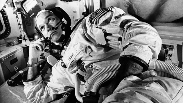 Ve věku 90 let dnes zemřel americký "zapomenutý" astronaut Michael Collins (na snímku z 19. června 1969 během tréninku na vesmírnou misi).