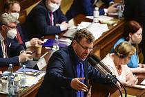 Nezařazený poslanec Lubomír Volný vystoupil na schůzi Sněmovny k návrhu části opozice na vyslovení nedůvěry menšinové vládě ANO a ČSSD 3. června 2021 v Praze