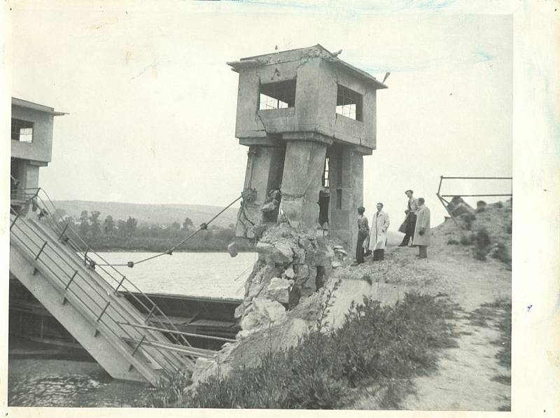 Vodní elektrárna Spytihněv (1945 po ústupu německého Wehrmachtu)
