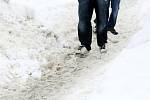 Neudržovaný chodník v Liberci v Jablonecké ulici před sídlem ČSTV si museli lidé, kteří tudy denně chodí, sami prošlapat. Pod přemrzlou břečkou číhají na chodce nebezpečné ledové hrboly.