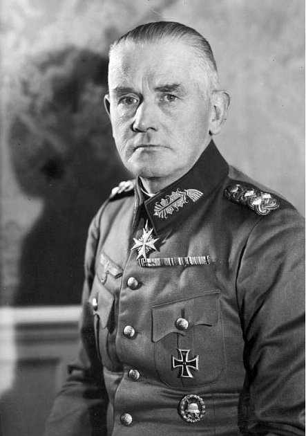 Fritschovým předchůdcem ve funkci vrchního velitele německé armády byl generálplukovník Werner von Blomberg. I jeho Hitler odstavil přes jeho soukromí; zneužil k tomu skandálu s Blombergovou svatbou