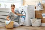 Pračka je jedním z nejdůležitějších pomocníků v domácnosti.