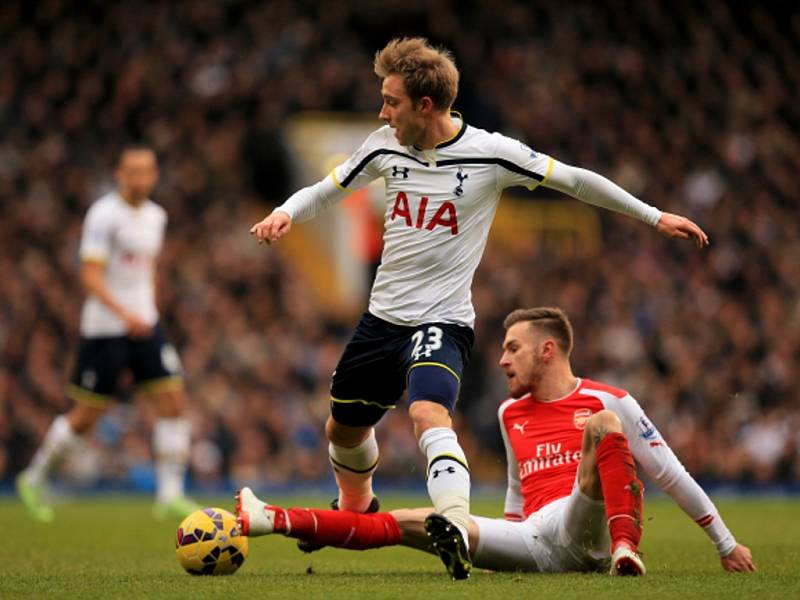 Aaron Ramsey z Arsenalu (vpravo) a Christian Eriksen z Tottenhamu.