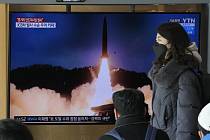Obrazovka s vysíláním zpravodajské televize na nádraží v jihokorejském Soulu ukazovala 30. ledna 2022 test rakety, který provedla KLDR