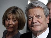 Německý prezident Joachim Gauck a jeho družka Daniela Schadtová.