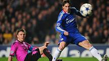 Útočník Chelsea Fernando Torres (v modrém) pálí přes Williama Kvista z Kodaně.