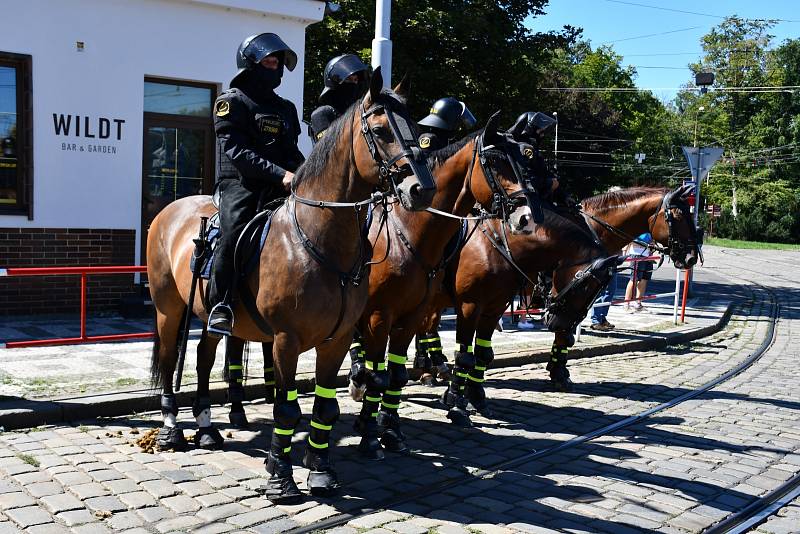 Být policejním jezdcem, zdaleka není jen o tom, že si sednete na koně a jdete se projet.