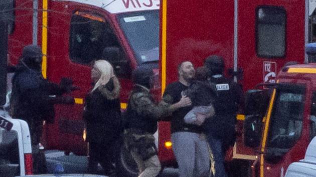 Jeden z mužů v pařížském košer obchodě, který se stal v pátek dějištěm teroristického útoku, se i se svým tříletým synem na pět hodin schoval do lednice, aby útok přežili. Propuštění rukojmí. Ilustrační foto.