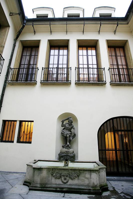Hrzánský palác v Loretánské ulici v Praze
