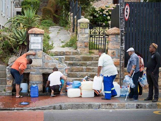 Fronta na vodu. Kapskému městu dochází voda. Zemi sužují nebývalá sucha.
