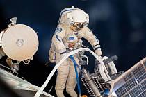 Kosmonaut na povrchu Mezinárodní vesmírné stanice ISS