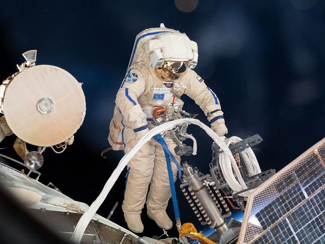 Kosmonaut na povrchu Mezinárodní vesmírné stanice ISS