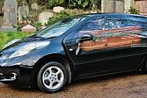 Pohřební služba nabízí poslední jízdu v přestavěném elektromobilu Nissan Leaf.