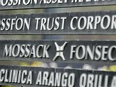Právnická společnost Mossack Fonseca, jejíž uniklé materiály jsou základem kauzy Panamských dokumentů, pomáhala založit firmu vystupující jako navrhovatel v insolvenčním řízení proti fotbalové Slavii Praha. 
