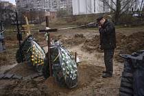 Oleg truchlí u hrobu své matky zabité ve městě Buča během ruské okupace města