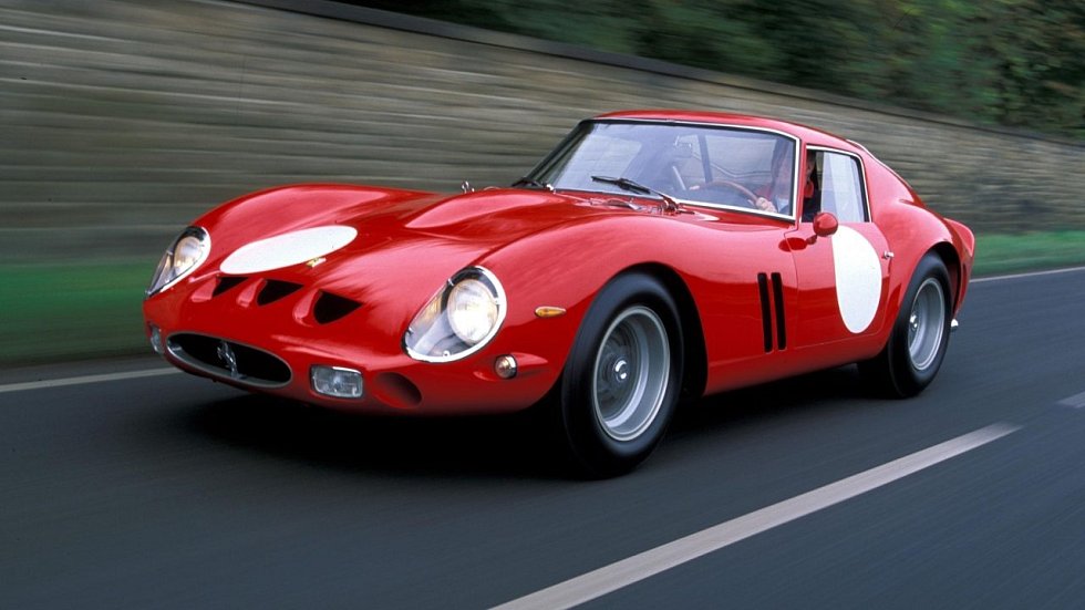 1. Ferrari 250 GTO z roku 1963. Další exemplář si v roce 2013 koupil neznámý šťastlivec od sběratele Paula Pappalarda. Prozatím má jít o vůbec nejdražší auto na světě. Pánové se prý totiž dohodli na ceně 52 milionů dolarů, tedy skoro 1,2 miliardy korun.