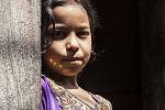 Více než milion dětí je zneužíváno nepálskými podniky. Dětští pracovníci v rozmezí pěti až sedmnácti let se potýkají s nelidskými pracovními podmínkami a více než 220 tisíc z nich pracuje na místech, které jsou jen zástěrkou pro ilegální podnikání.
