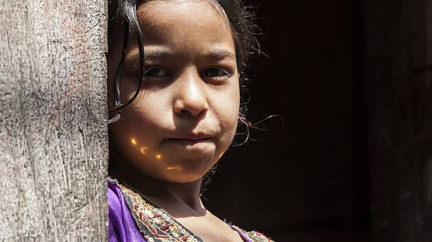Více než milion dětí je zneužíváno nepálskými podniky. Dětští pracovníci v rozmezí pěti až sedmnácti let se potýkají s nelidskými pracovními podmínkami a více než 220 tisíc z nich pracuje na místech, které jsou jen zástěrkou pro ilegální podnikání.