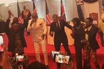 Obama si zatancoval společně s populární keňskou kapelou Sauti Sol.