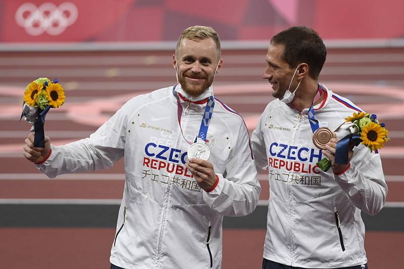 Olympijští medailisté Jakub Vadlejch a Vítězslav Veselý.