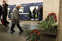 Lidé v Petrohradu nosí květiny na místo útoku.