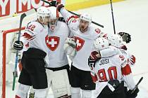 Hokejisté Švýcarska se radují z gólu.