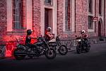 Motorkářky ze skupiny Lady Bikers Prague nafotily charitativní kalendář. Výtěžek z aukce, který činil 50 666 Kč, obdrží obecně prospěšná společnost Women for women