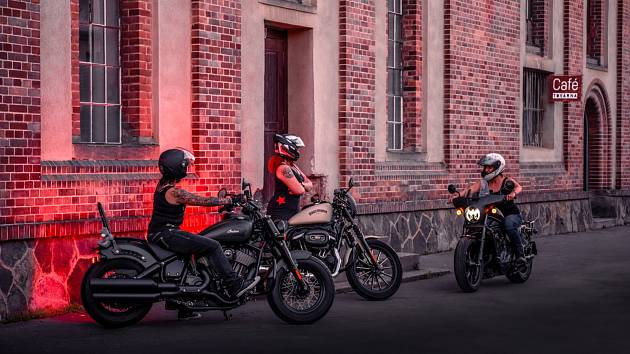 Motorkářky ze skupiny Lady Bikers Prague nafotily charitativní kalendář. Výtěžek z aukce, který činil 50 666 Kč, obdrží obecně prospěšná společnost Women for women