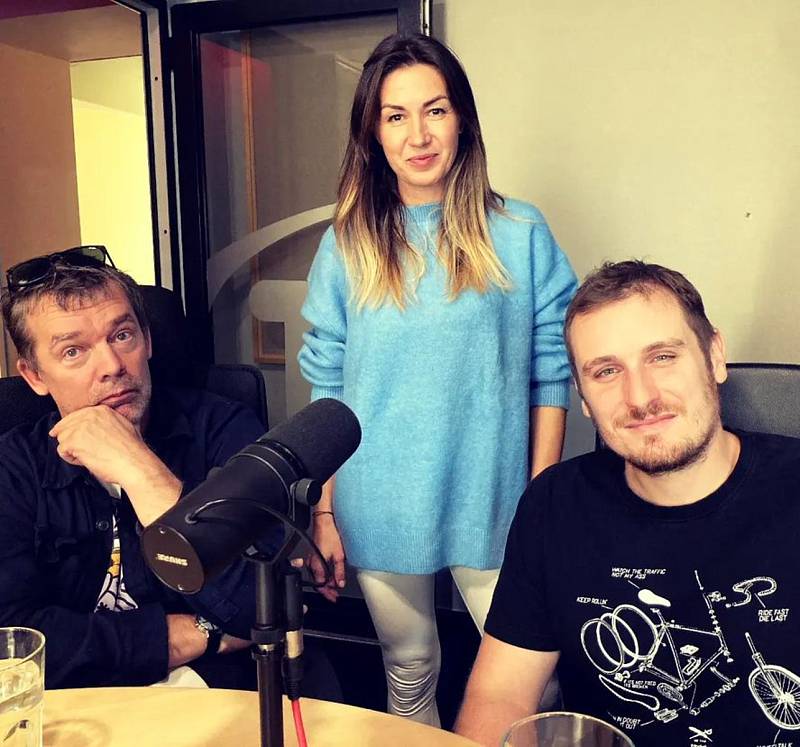 Matúš Baláž (na fotce vpravo) byl hostem podcastu Dobro skladem. Spolu s ním moderátorka zpovídala Jiří Hofreitra, koordinátora kampaně Movember z Nadačního fondu Muži proti rakovině