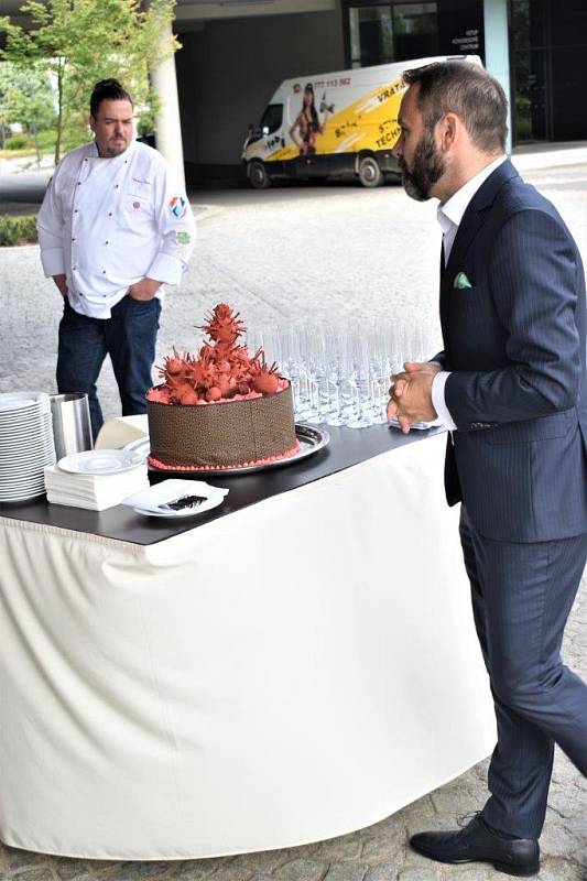 Tomáš Rousek hovoří se zaměstnancem hotelu