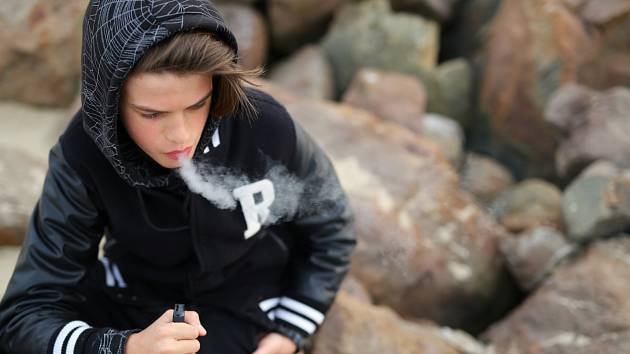 Děti často začínají kouřit už na základní škole. K růstu počtu na nikotinu závislých mladistvých vede i velmi snadná dostupnost nikotinových sáčků. Ilustrační snímek