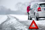 S příchodem listopadu začala v Česku zimní motoristická sezona. Pro řidiče to znamená jediné – pokud venku vládne zimní počasí, nebo se dá očekávat, musí být na autě nazuté zimní pneumatiky