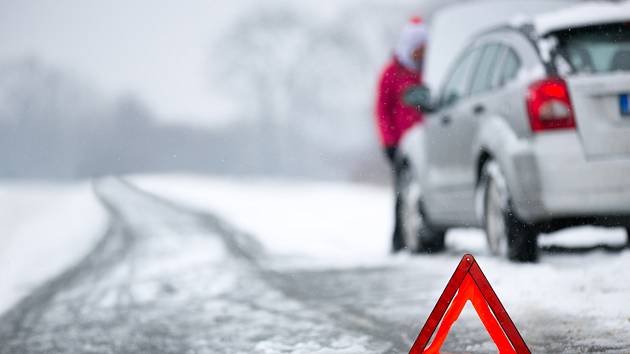 S příchodem listopadu začala v Česku zimní motoristická sezona. Pro řidiče to znamená jediné – pokud venku vládne zimní počasí, nebo se dá očekávat, musí být na autě nazuté zimní pneumatiky