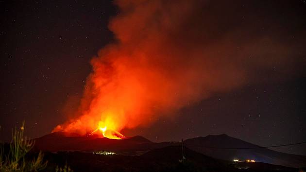Sicilská sopka Etna o sobě znovu dává vědět